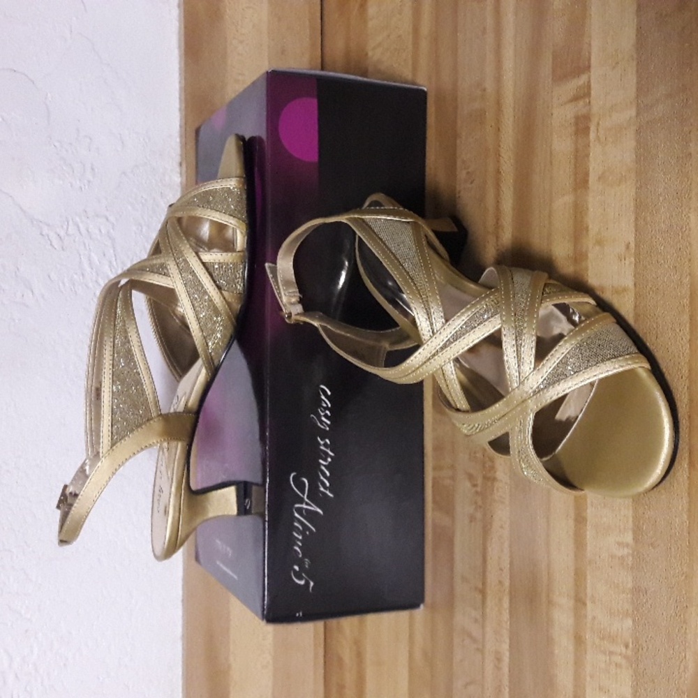NWT "Easy Street" Tristen Elegant Gold Satin/Glitter Strappy Heels Size 7W